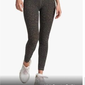 NWT! ✨Vuori Studio Printed Legging ✨. Size X-Large. Color Elm Dots.
